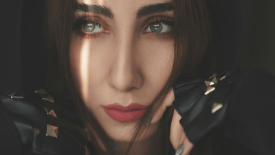 Gothic Summer Look – Light Tops and T-Shirts in Dark Shades